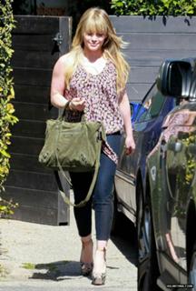 Hilary Duff feet photo thumbnail