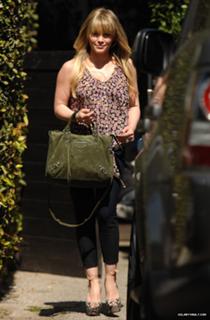 Hilary Duff feet photo thumbnail