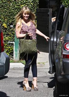 Hilary Duff feet photo thumbnail