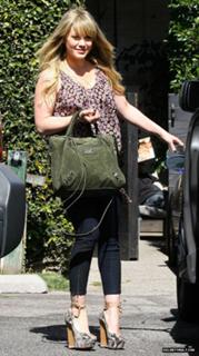 Hilary Duff feet photo thumbnail