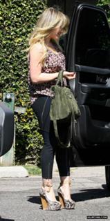 Hilary Duff feet photo thumbnail