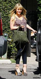 Hilary Duff feet photo thumbnail