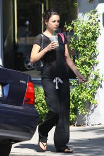 Mila Kunis feet photo thumbnail