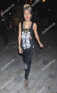 Pia Mia feet photo thumbnail