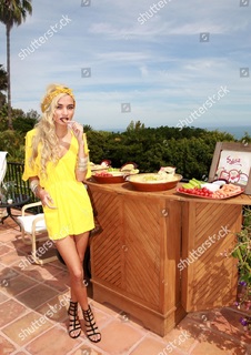 Pia Mia feet photo thumbnail