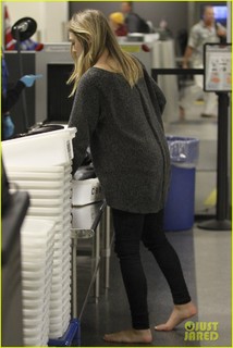 Elizabeth Olsen feet photo thumbnail