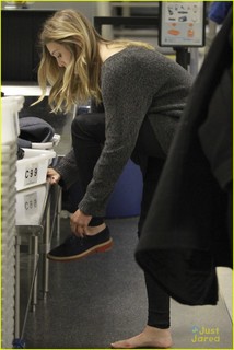 Elizabeth Olsen feet photo thumbnail