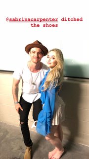 Sabrina Carpenter feet photo thumbnail