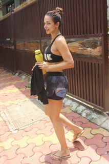 Malaika Arora feet photo thumbnail