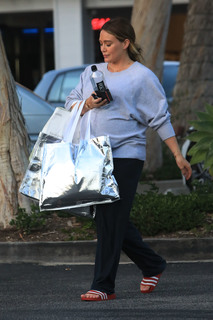 Hilary Duff feet photo thumbnail