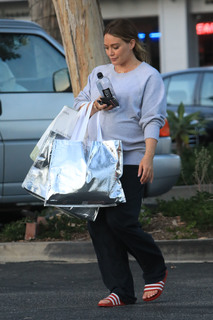 Hilary Duff feet photo thumbnail