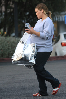 Hilary Duff feet photo thumbnail
