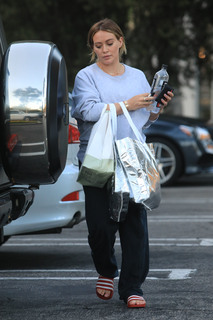 Hilary Duff feet photo thumbnail