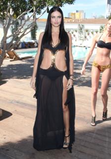 Adriana Lima feet photo thumbnail