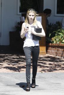 Emma Roberts feet photo thumbnail