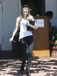Emma Roberts feet photo thumbnail
