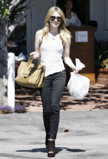 Emma Roberts feet photo thumbnail