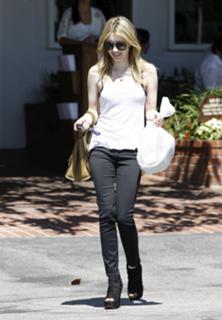 Emma Roberts feet photo thumbnail