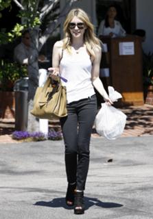 Emma Roberts feet photo thumbnail