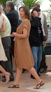 Maggie Gyllenhaal feet photo thumbnail