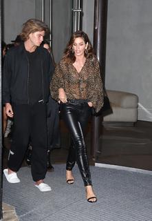 Cindy Crawford feet photo thumbnail