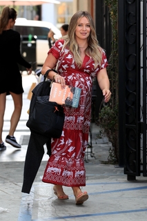 Hilary Duff feet photo thumbnail