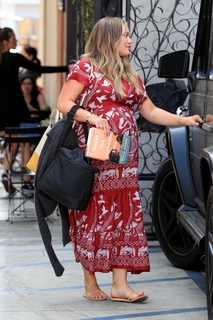 Hilary Duff feet photo thumbnail