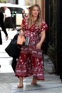 Hilary Duff feet photo thumbnail