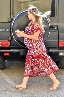 Hilary Duff feet photo thumbnail