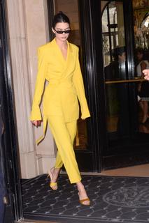 Kendall Jenner feet photo thumbnail