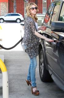 Emma Roberts feet photo thumbnail