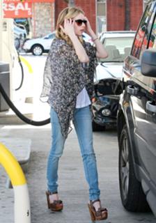 Emma Roberts feet photo thumbnail