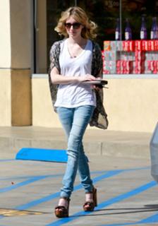 Emma Roberts feet photo thumbnail