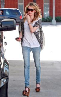 Emma Roberts feet photo thumbnail