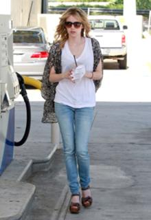 Emma Roberts feet photo thumbnail