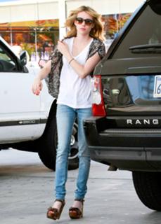 Emma Roberts feet photo thumbnail
