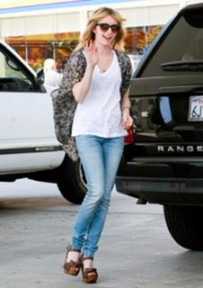 Emma Roberts feet photo thumbnail