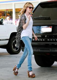 Emma Roberts feet photo thumbnail
