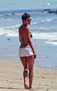 Halle Berry feet photo thumbnail