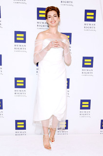 Anne Hathaway feet photo thumbnail