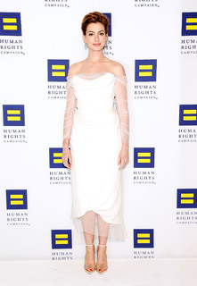 Anne Hathaway feet photo thumbnail