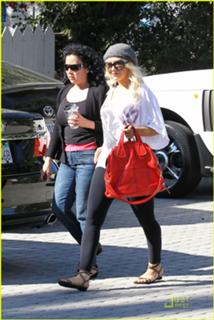 Christina Aguilera feet photo thumbnail