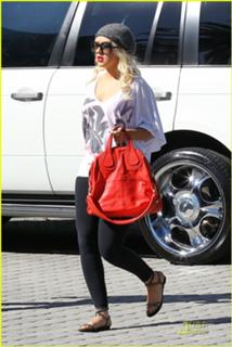 Christina Aguilera feet photo thumbnail