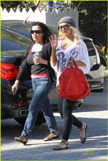 Christina Aguilera feet photo thumbnail