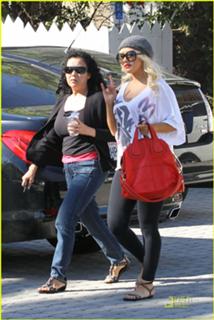Christina Aguilera feet photo thumbnail