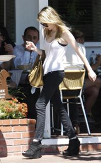 Emma Roberts feet photo thumbnail