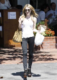 Emma Roberts feet photo thumbnail