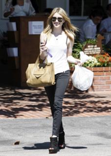 Emma Roberts feet photo thumbnail