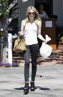 Emma Roberts feet photo thumbnail