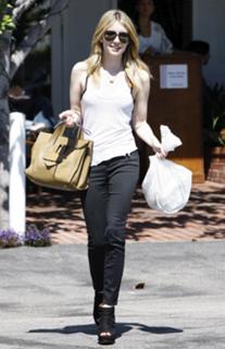 Emma Roberts feet photo thumbnail